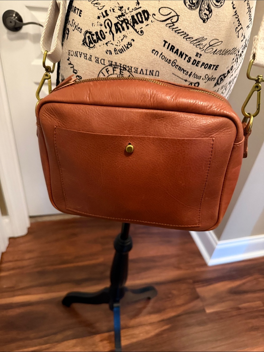 Madewell Leather Crossbody Camera Bag in Cognac with Adjustable Cream Strap - Picture 3 of 8